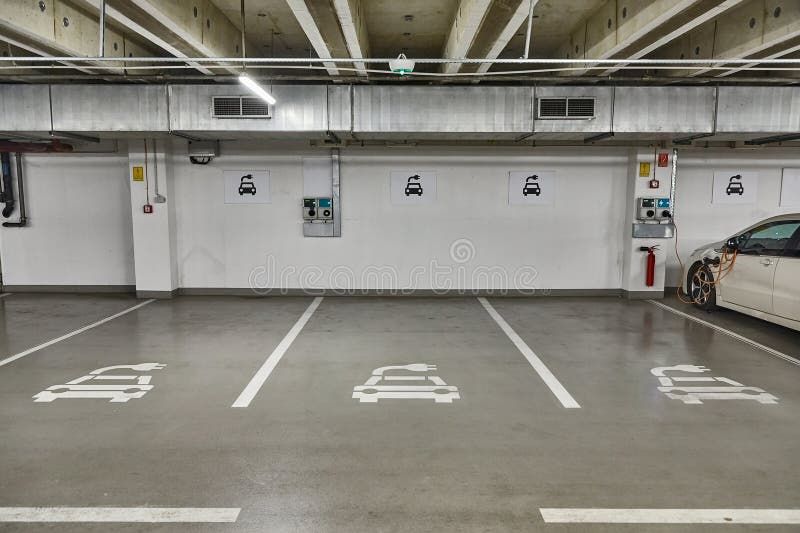 Parkeringskælder med dedikerede ladepladser til elbiler og ladestationer.