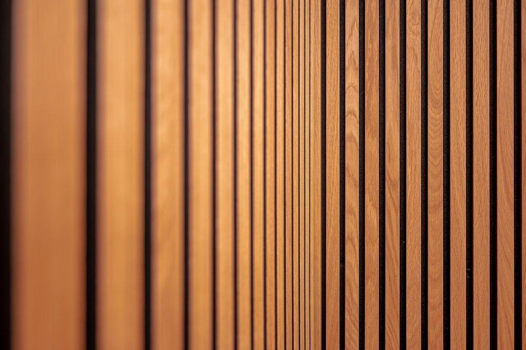Nærbillede af lodrette trælameller på en akustikvæg