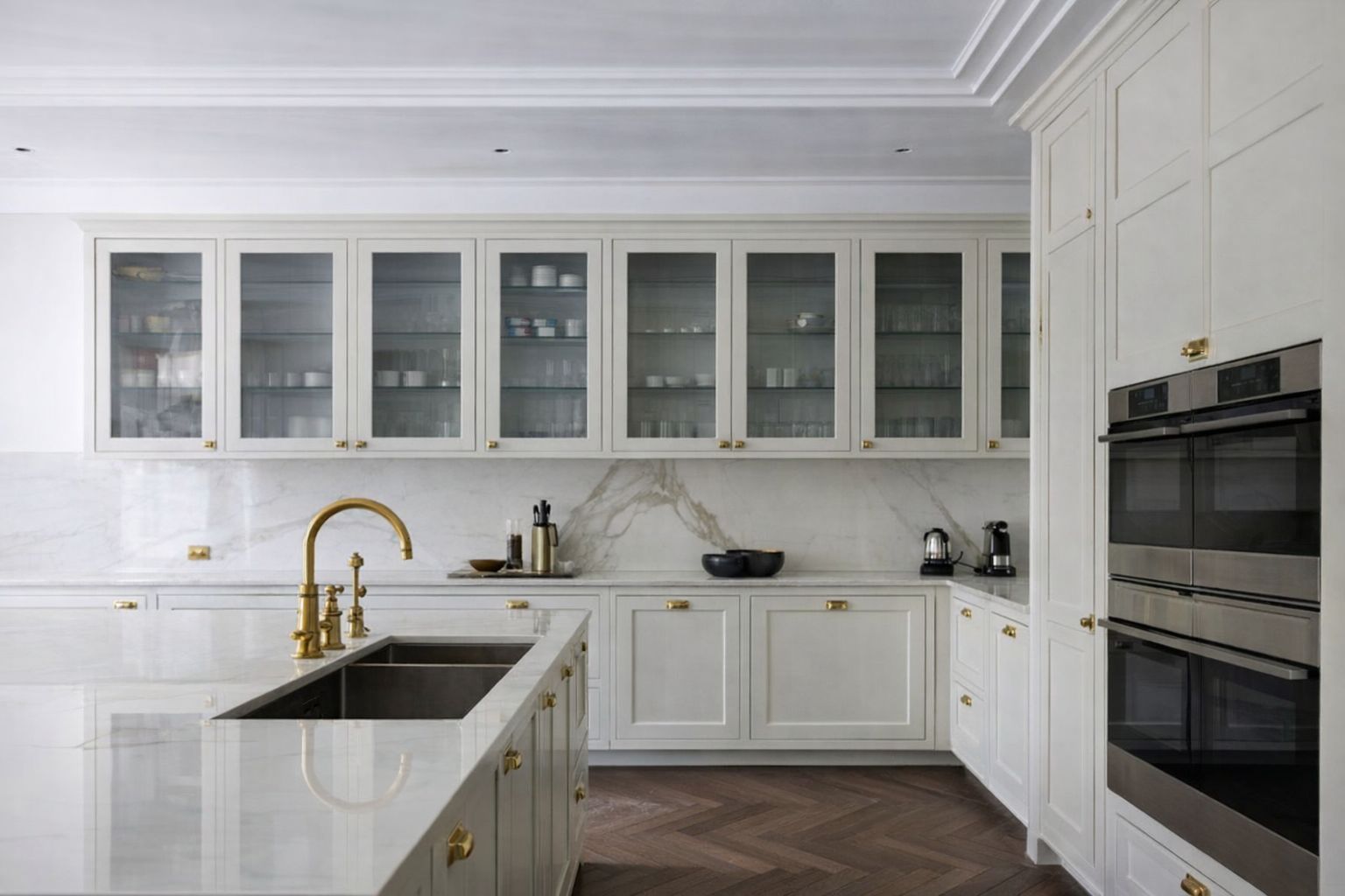 Luksuriøst hvidt køkken med elegante messinggreb og messingarmatur.